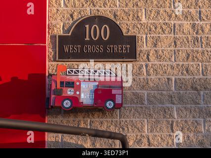 Ypsilanti, États-Unis - 12 février 2026 : mur extérieur de la caserne de pompiers avec plaque d'adresse '100 West Cross Street' et panneau décoratif rouge camion de pompiers sur brique Banque D'Images