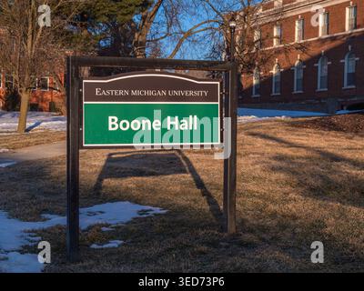 Ypsilanti, États-Unis - 12 février 2026 : panneau de campus lisant l'université de l'est du michigan boone hall sur la pelouse d'hiver avec bâtiment académique en brique, arbres, bleu Banque D'Images