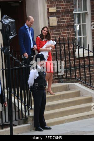 Le prince William et son épouse Catherine Duchesse de Cambridge ont présenté le prince Louis de Galles nouvellement né au monde en dehors de l'aile Lindo à Banque D'Images