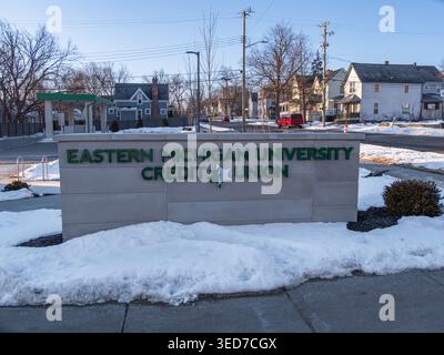 Ypsilanti, États-Unis - 12 février 2026 : panneau de monument en béton lisant Eastern michigan University Credit union dans un paysage de rue hivernal enneigé avec des maisons, po Banque D'Images