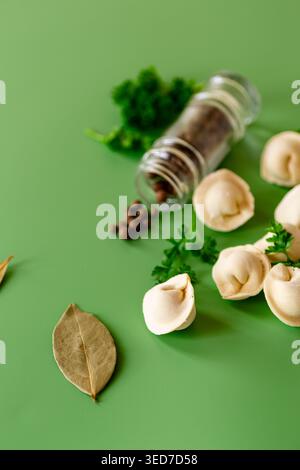 Boulettes maison fraîches avec persil poivré et feuilles de laurier. Banque D'Images