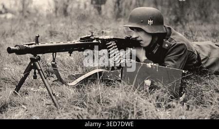 Mitrailleuse allemande avec la mitrailleuse mg 42 - document historique, photographe inconnu Banque D'Images