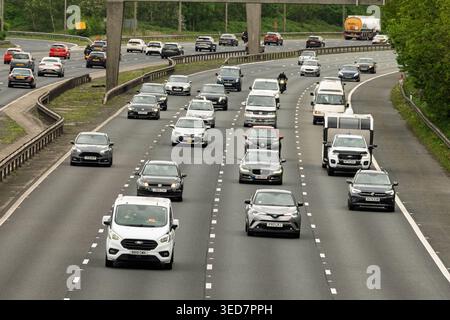 Voitures et camions voyagent le long de la M6 nord à Warrington au cours d'un après-midi animé, mettant en valeur le rythme de la vie quotidienne sur cette autoroute majeure. Banque D'Images