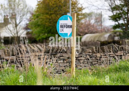 Un appel en bord de route du Parti réformiste pour voter dans un champ près de Northowram, Halifax, West Yorkshire avant les élections du conseil le jeudi 7 mai 2026. Banque D'Images