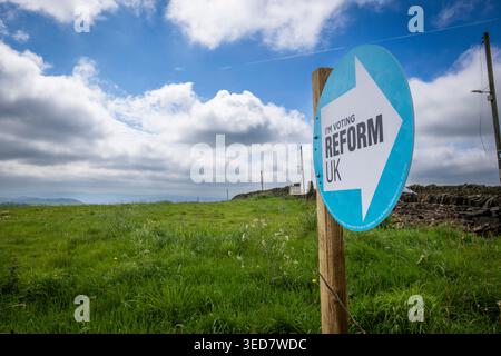 Un appel en bord de route du Parti réformiste pour voter dans un champ près de Northowram, Halifax, West Yorkshire avant les élections du conseil le jeudi 7 mai 2026. Banque D'Images