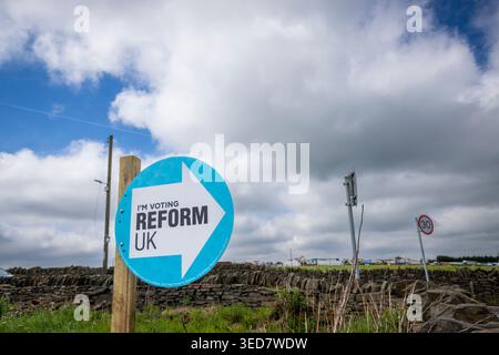 Un appel en bord de route du Parti réformiste pour voter dans un champ près de Northowram, Halifax, West Yorkshire avant les élections du conseil le jeudi 7 mai 2026. Banque D'Images
