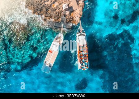 Vue aérienne du bateau et de la côte de la mer rocheuse le jour ensoleillé d'été Banque D'Images