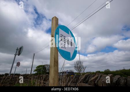 Un appel en bord de route du Parti réformiste pour voter dans un champ près de Northowram, Halifax, West Yorkshire avant les élections du conseil le jeudi 7 mai 2026. Banque D'Images