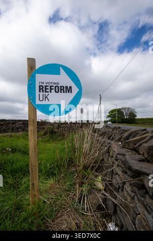 Un appel en bord de route du Parti réformiste pour voter dans un champ près de Northowram, Halifax, West Yorkshire avant les élections du conseil le jeudi 7 mai 2026. Banque D'Images