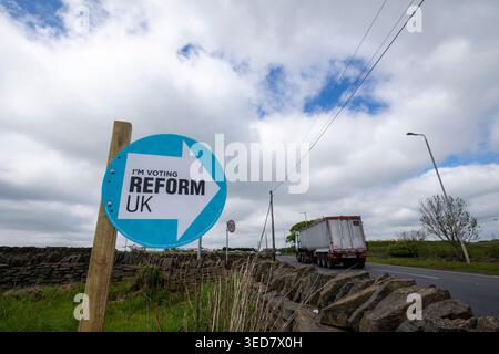 Un appel en bord de route du Parti réformiste pour voter dans un champ près de Northowram, Halifax, West Yorkshire avant les élections du conseil le jeudi 7 mai 2026. Banque D'Images