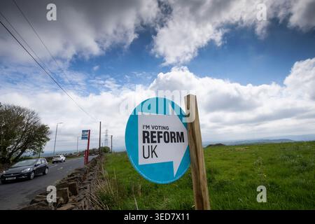 Un appel en bord de route du Parti réformiste pour voter dans un champ près de Northowram, Halifax, West Yorkshire avant les élections du conseil le jeudi 7 mai 2026. Banque D'Images