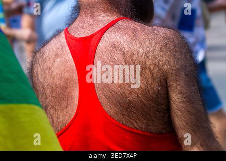 Homme barbu et poilu dans un débardeur rouge Banque D'Images