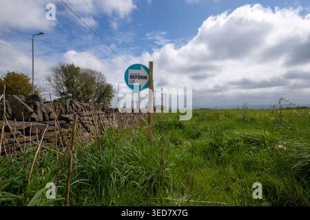 Un appel en bord de route du Parti réformiste pour voter dans un champ près de Northowram, Halifax, West Yorkshire avant les élections du conseil le jeudi 7 mai 2026. Banque D'Images