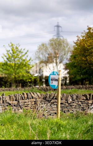 Un appel en bord de route du Parti réformiste pour voter dans un champ près de Northowram, Halifax, West Yorkshire avant les élections du conseil le jeudi 7 mai 2026. Banque D'Images
