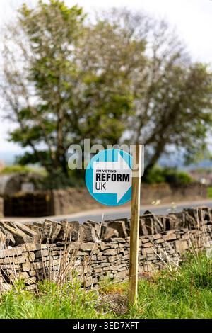 Un appel en bord de route du Parti réformiste pour voter dans un champ près de Northowram, Halifax, West Yorkshire avant les élections du conseil le jeudi 7 mai 2026. Banque D'Images