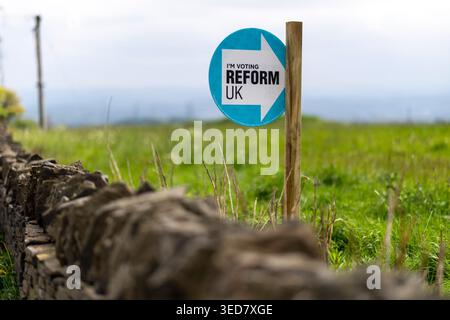 Un appel en bord de route du Parti réformiste pour voter dans un champ près de Northowram, Halifax, West Yorkshire avant les élections du conseil le jeudi 7 mai 2026. Banque D'Images