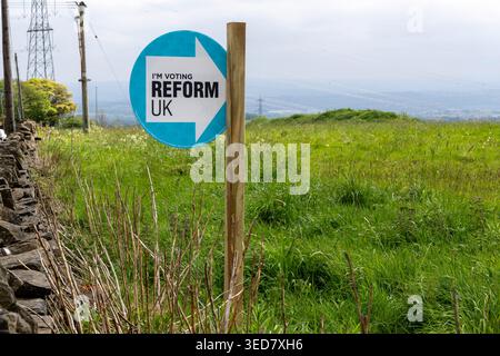 Un appel en bord de route du Parti réformiste pour voter dans un champ près de Northowram, Halifax, West Yorkshire avant les élections du conseil le jeudi 7 mai 2026. Banque D'Images