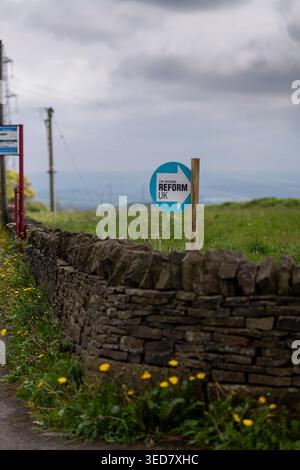Un appel en bord de route du Parti réformiste pour voter dans un champ près de Northowram, Halifax, West Yorkshire avant les élections du conseil le jeudi 7 mai 2026. Banque D'Images