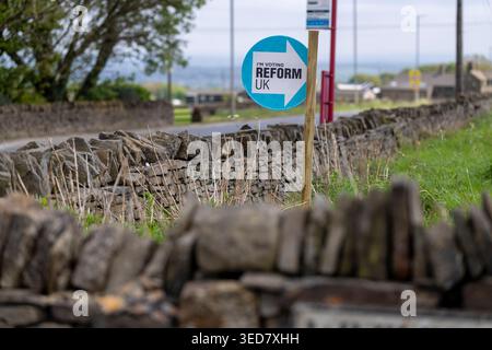 Un appel en bord de route du Parti réformiste pour voter dans un champ près de Northowram, Halifax, West Yorkshire avant les élections du conseil le jeudi 7 mai 2026. Banque D'Images