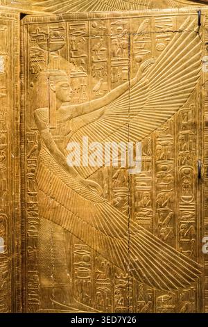 Égypte, le Caire, le plateau de Gizeh, le Grand Musée égyptien (GEM), la salle dédiée au trésor de Toutankhamon : les quatre chapelles dorées imbriquées contenaient les sarcophages protégeant la momie de Toutankhamon Banque D'Images