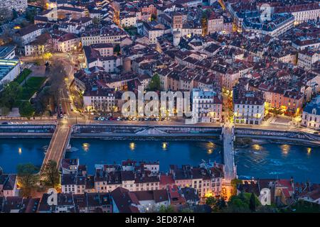 France, Isère, Grenoble, vue panoramique sur la ville au crépuscule depuis la forteresse Bastille, la vieille ville et les rives de l'Isère Banque D'Images