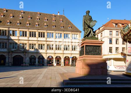 France, Bas Rhin, Strasbourg, vieille ville classée au Patrimoine mondial de l'UNESCO, place Gutenberg, statue de Gutenberg érigée par le sculpteur David d'Angers, la Chambre de commerce et d'industrie en arrière-plan Banque D'Images