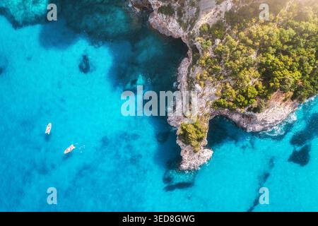 Vue de haut en bas des bateaux dans l'eau turquoise le jour ensoleillé d'été Banque D'Images