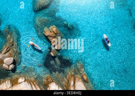 Vue aérienne de deux planches de sup en eau turquoise limpide en été Banque D'Images