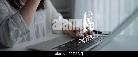 Un professionnel s'engage dans des tâches de paie à l'aide d'un ordinateur portable dans un espace de travail moderne. L'image comporte une icône de document financier symbolisant Banque D'Images