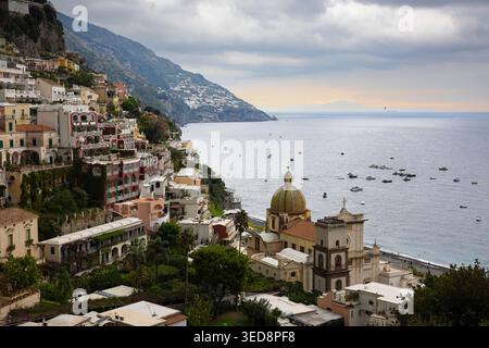 Vue panoramique de Positano, côte amalfitaine, Italie avec des maisons colorées et le dôme de l'église Banque D'Images
