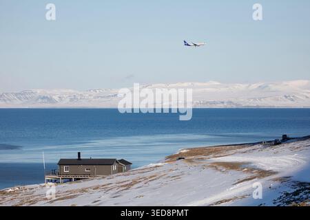 Norvège. Svalbard à la fin de l'hiver et au début du printemps. Région de Longyearbyen. Vue sur l'autre rive et la chaîne de montagnes et de glaciers Trollheimen. Scandin Banque D'Images