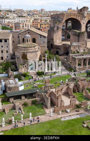 Vue aérienne du Forum romain avec Temple de Romulus, Basilique des Arches Maxence, Rome, Italie Banque D'Images