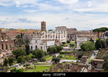 Panorama du Forum romain depuis le Mont Palatin avec Colisée, Arc de Titus, église Santa Francesca Romana et clocher médiéval, Rome, Italie Banque D'Images
