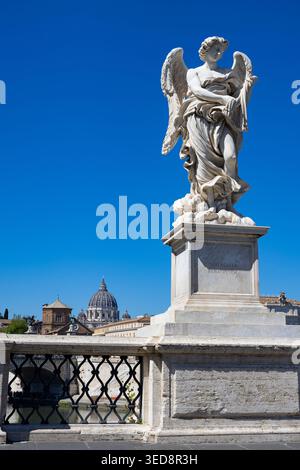 Ange avec les fouets Marble Statue sur Ponte Sant'Angelo avec Pierre's Basilica Dome en arrière-plan, Rome, Italie Banque D'Images