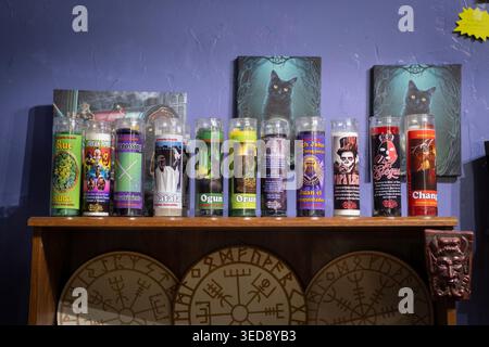 Bougies occultes offrant diverses protections, bonne chance et clarté spirituelle. En vente au Witchcraft District Bazaar Poughkeepsie, New York. Banque D'Images