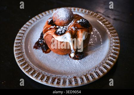 Vue de papanasi, un dessert roumain traditionnel à base de pâtisserie frite avec de la confiture et de la crème, Bucarest - Roumanie Banque D'Images