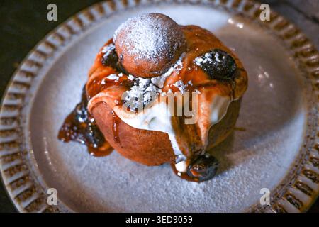 Vue de papanasi, un dessert roumain traditionnel à base de pâtisserie frite avec de la confiture et de la crème, Bucarest - Roumanie Banque D'Images