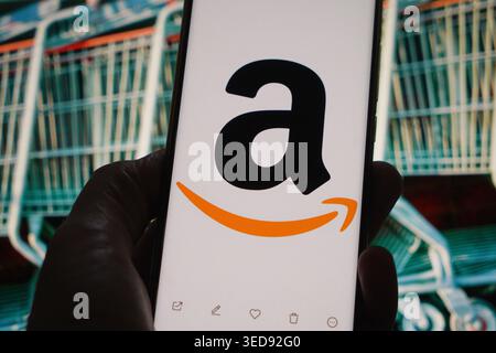 Logo Amazon affiché sur l'écran d'un smartphone Banque D'Images