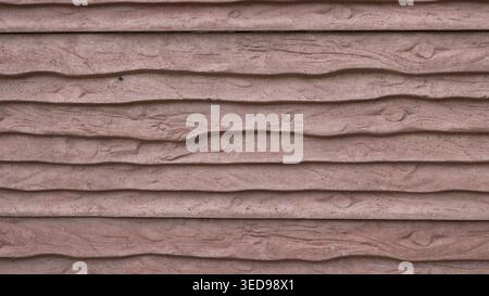 Une surface de planches horizontales peintes dans une nuance rose-brun, faite avec un chevauchement, des panneaux muraux ou de clôture avec des panneaux de bois texturés Banque D'Images
