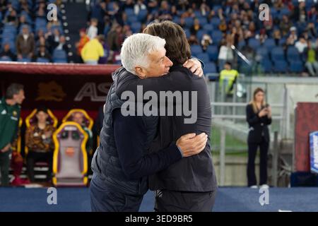 Rome, Italie. 04 mai 2026. Gian Piero Gasperini entraîneur-chef de l'AS Roma Hugs Paolo Vanoli entraîneur-chef de l'ACF Fiorentina lors de la série Serie A Enilive match entre L'AS Roma et l'ACF Fiorentina au Stadio Olimpico le 4 mai 2026 à Rome, Italie crédit : Giuseppe Maffia/Alamy Live News Banque D'Images