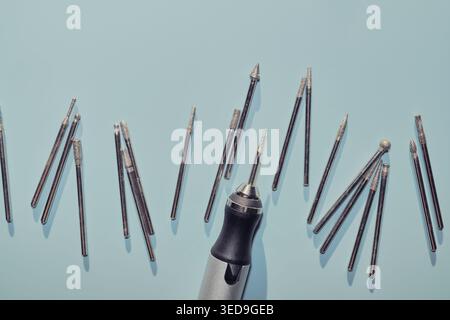 Micro-stylo de polissage et différents embouts de fraisage pour manucure et pédicure professionnelles Banque D'Images