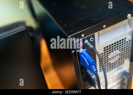 Vue rapprochée du panneau arrière d'un ordinateur présentant divers ports et connecteurs. Cette image capture les composants matériels essentiels pour connecti Banque D'Images