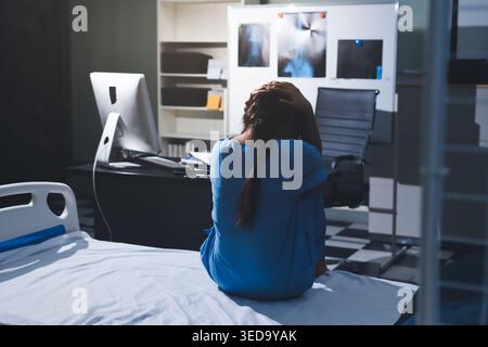 Un patient souffrant de dépression regarde dehors. Banque D'Images
