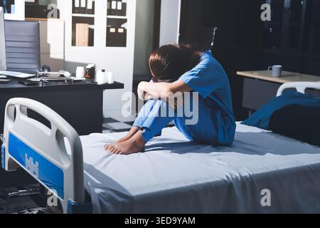 Un patient souffrant de dépression regarde dehors. Banque D'Images