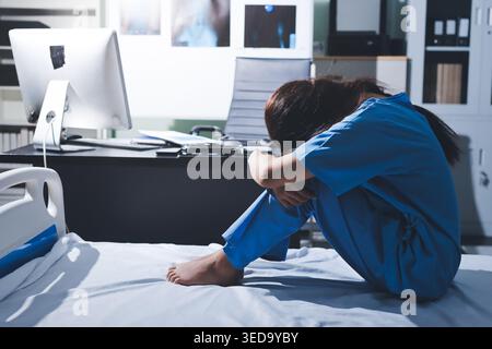 Un patient souffrant de dépression regarde dehors. Banque D'Images