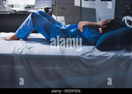 Un patient souffrant de dépression regarde dehors. Banque D'Images