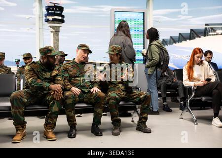 Bavardage, retour à la maison et soldats patriotiques assis sur le banc du salon de l'aéroport. Attente de l'avion, long déploiement militaire et des membres du service discutant, se préparant pour les retrouvailles Banque D'Images
