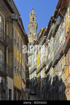 Gorge, développement résidentiel escarpé dans une rue étroite et typique avec le clocher distinctif Torre dos Clerigos, Ribeira, Porto, Portugal Banque D'Images