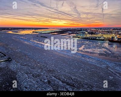 Vue aérienne au coucher du soleil sur un fleuve Delaware gelé Banque D'Images