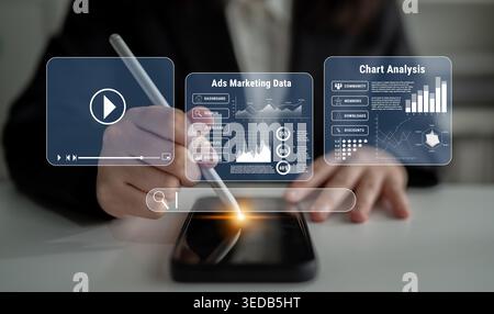 Professionnel des affaires analysant les données marketing avec une interface numérique présentant des graphiques et des graphiques sur un smartphone, optimisant les stratégies publicitaires Banque D'Images